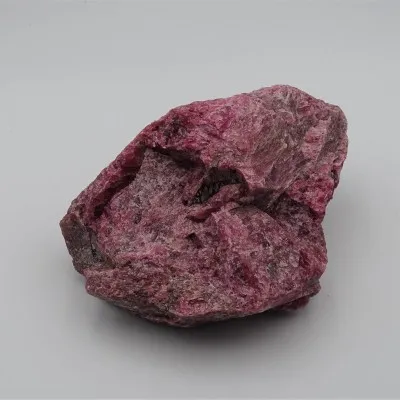 Rodonit 486g surový minerál Brazilie