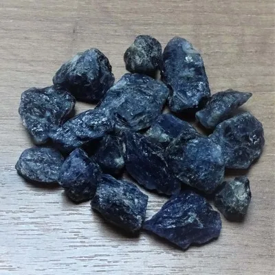 Iolit/Cordierit 100g výhodné balení 17 kusů, Tanzánie
