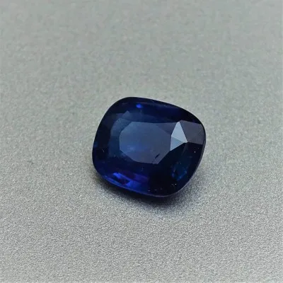 Sapphire blue 3,42 ct Sri Lanka CGL (Ceylon Gem Lab) member of the GIA certificate