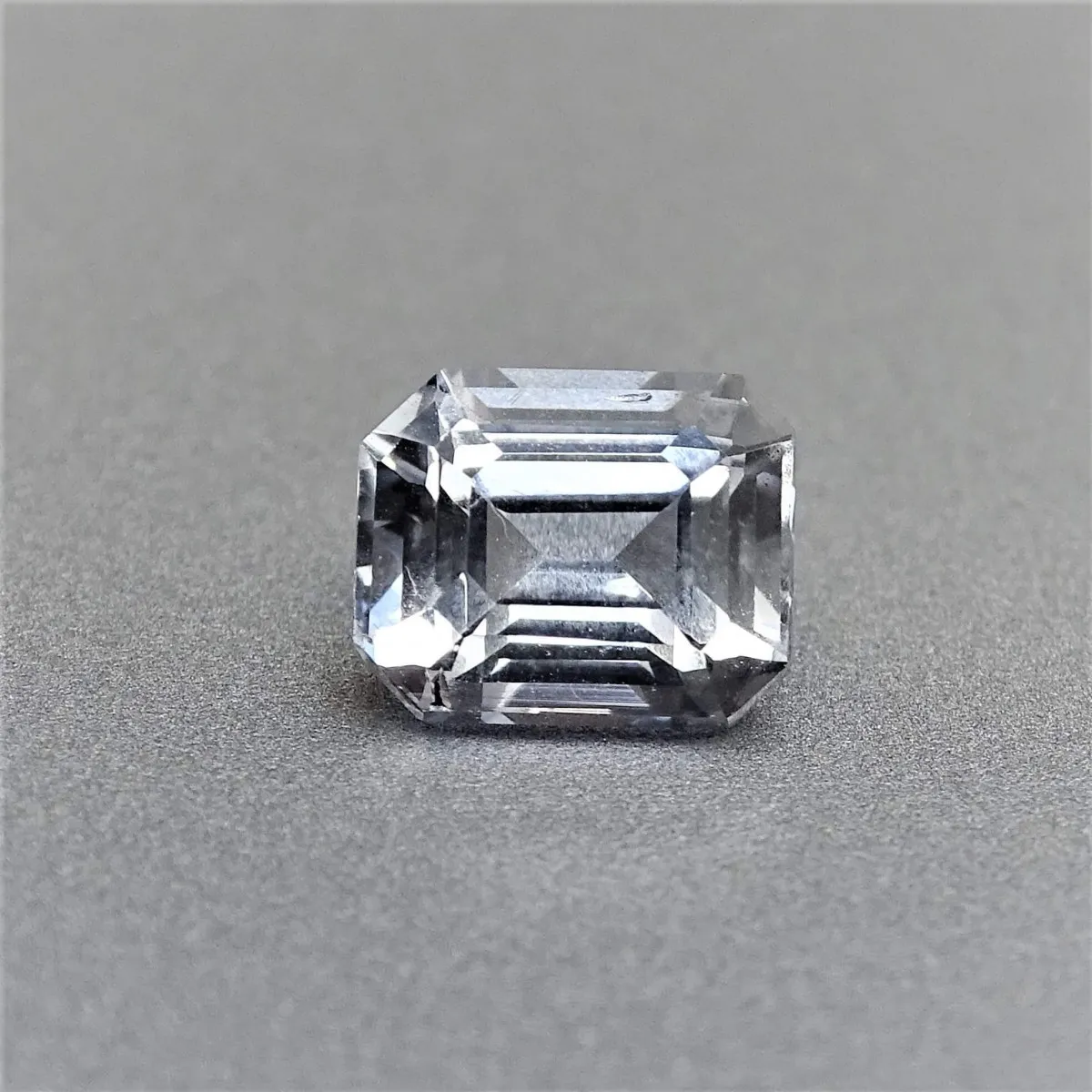 White sapphire 2.02 ct Sri Lanka CGL (Ceylon Gem Lab) member of the GIA certificate