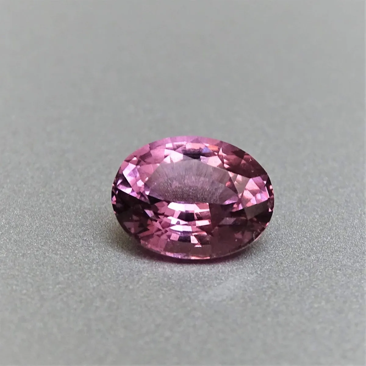 Spinel - 2.43 ct, Sri Lanka, certificate CGL (Ceylon Gem Lab) member associations GIA