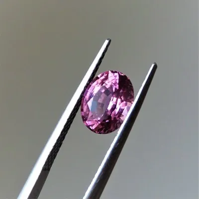 Spinel - 2,43 ct, Srí Lanka, certifikát CGL (Ceylon Gem Lab) člen asociace GIA
