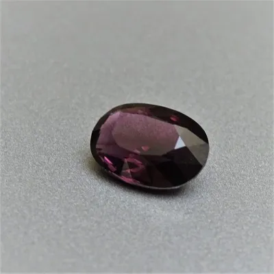 Spinel - 2,85 ct, Sri Lanka, certificate CGL (Ceylon Gem Lab) member associations GIA