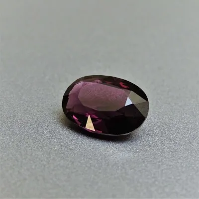 Spinel - 2,85 ct, Sri Lanka, certificate CGL (Ceylon Gem Lab) member associations GIA