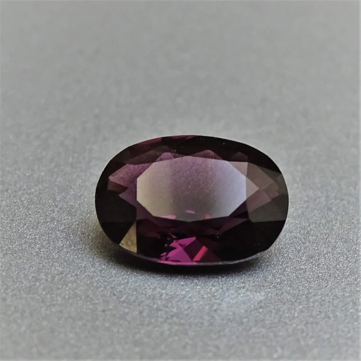Spinel - 2,85 ct, Sri Lanka, certificate CGL (Ceylon Gem Lab) member associations GIA
