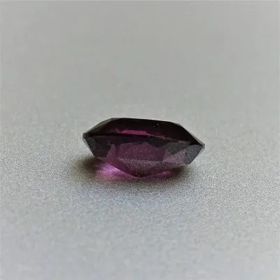 Spinel - 2,85 ct, Sri Lanka, certificate CGL (Ceylon Gem Lab) member associations GIA