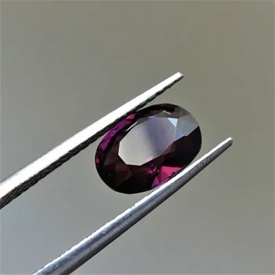 Spinel - 2,85 ct, Sri Lanka, certificate CGL (Ceylon Gem Lab) member associations GIA