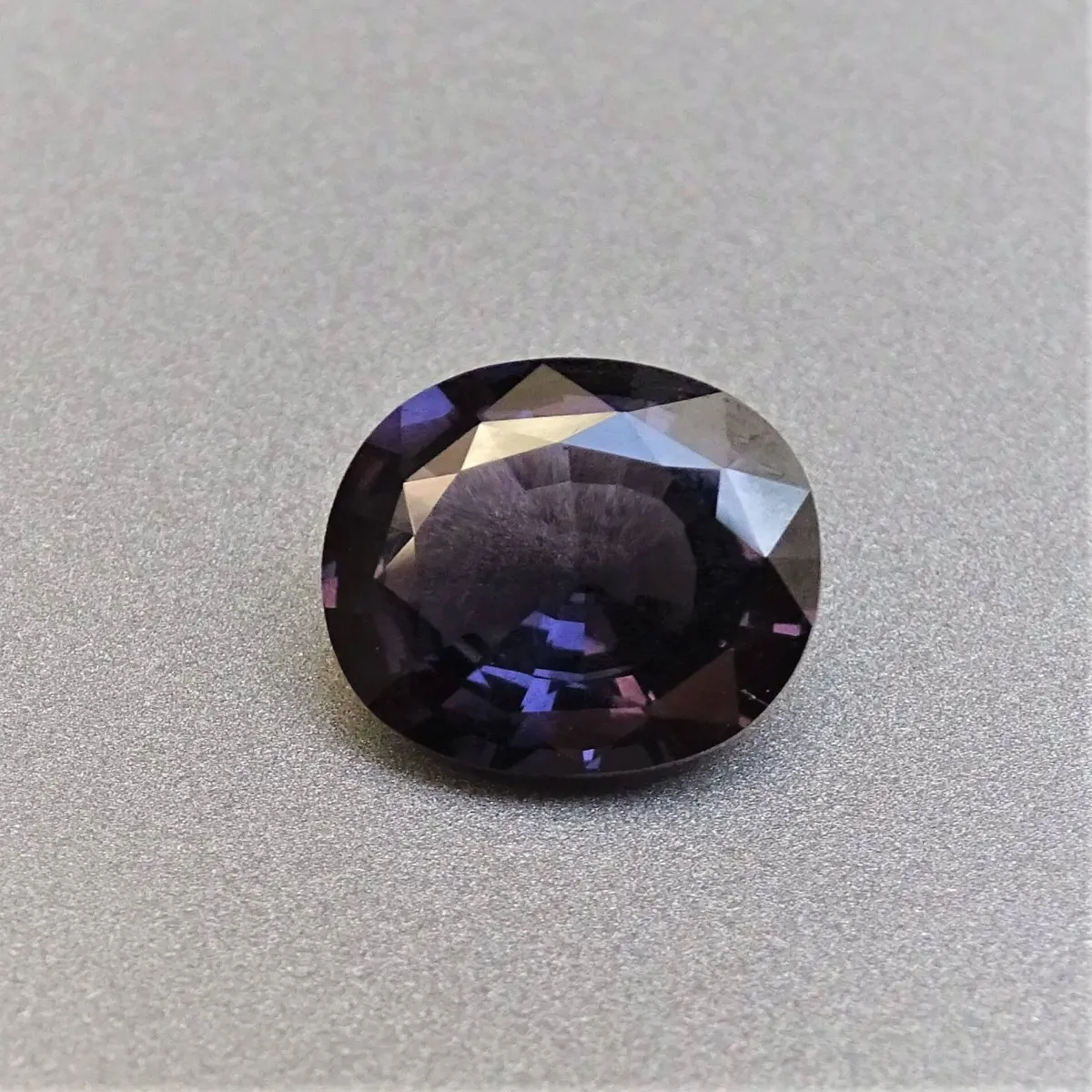 Spinel - 3,44 ct, Sri Lanka, certificate CGL (Ceylon Gem Lab) member associations GIA