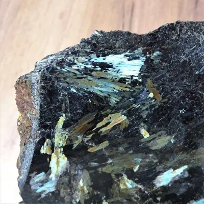 Nuummite leštěný plát 693g, Grónsko, unikátní vzácný sbírkový kus