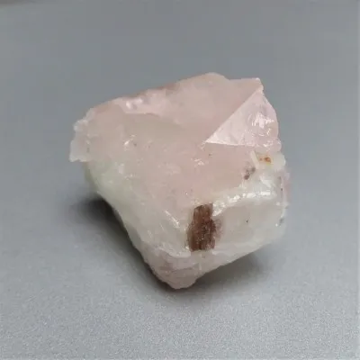 Morganit (rosa Beryll) - ein seltener roher natürlicher Morganitkristall mit Albit.
Gewicht: 29,9 g
