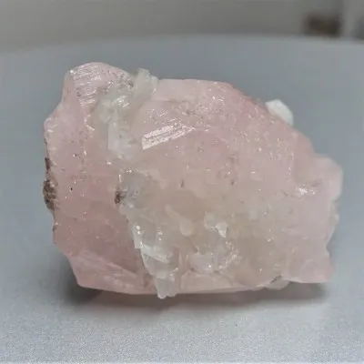 Morganit (rosa Beryll) - ein seltener roher natürlicher Morganitkristall mit Albit.
Gewicht: 40,1 g