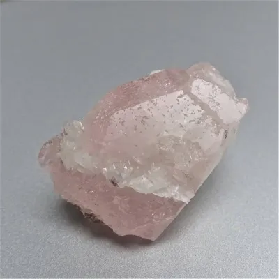 Morganit (rosa Beryll) - ein seltener roher natürlicher Morganitkristall mit Albit.
Gewicht: 40,1 g