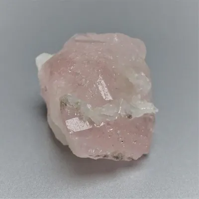 Morganit (rosa Beryll) - ein seltener roher natürlicher Morganitkristall mit Albit.
Gewicht: 40,1 g