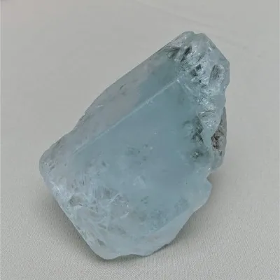 Aquamarin - ein natürlicher Rohkristall aus Pakistan.
Gewicht: 110,6 g