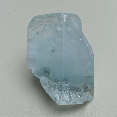 Aquamarin - ein natürlicher Rohkristall aus Pakistan.
Gewicht: 110,6 g