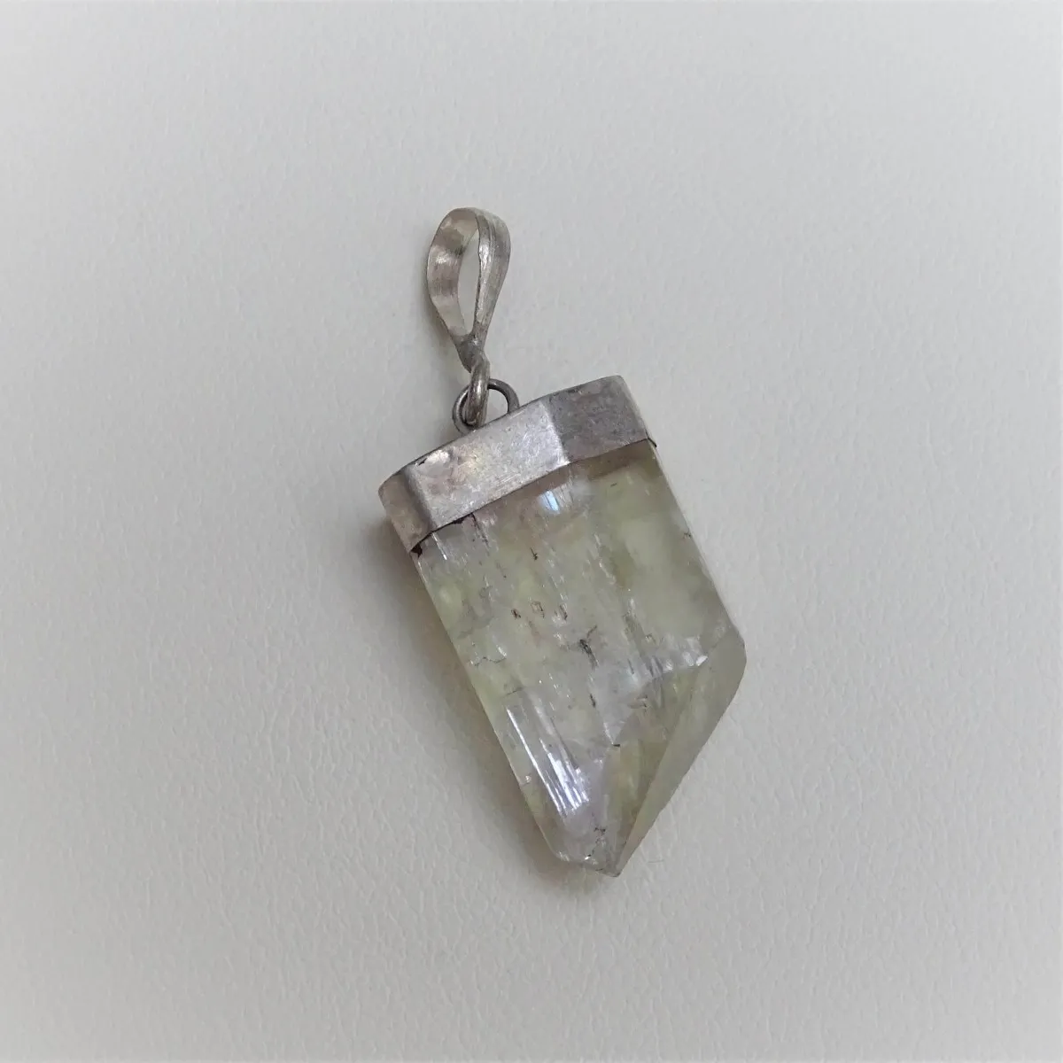 Hiddenite pendant 5,7g, Afghanistan