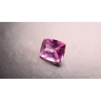 Safír - 1,06 ct - šperkový přírodní broušený kámen. Název drahokamu je odvozen z latiny a odkazuje na nejčastější barvu. Zni: SA