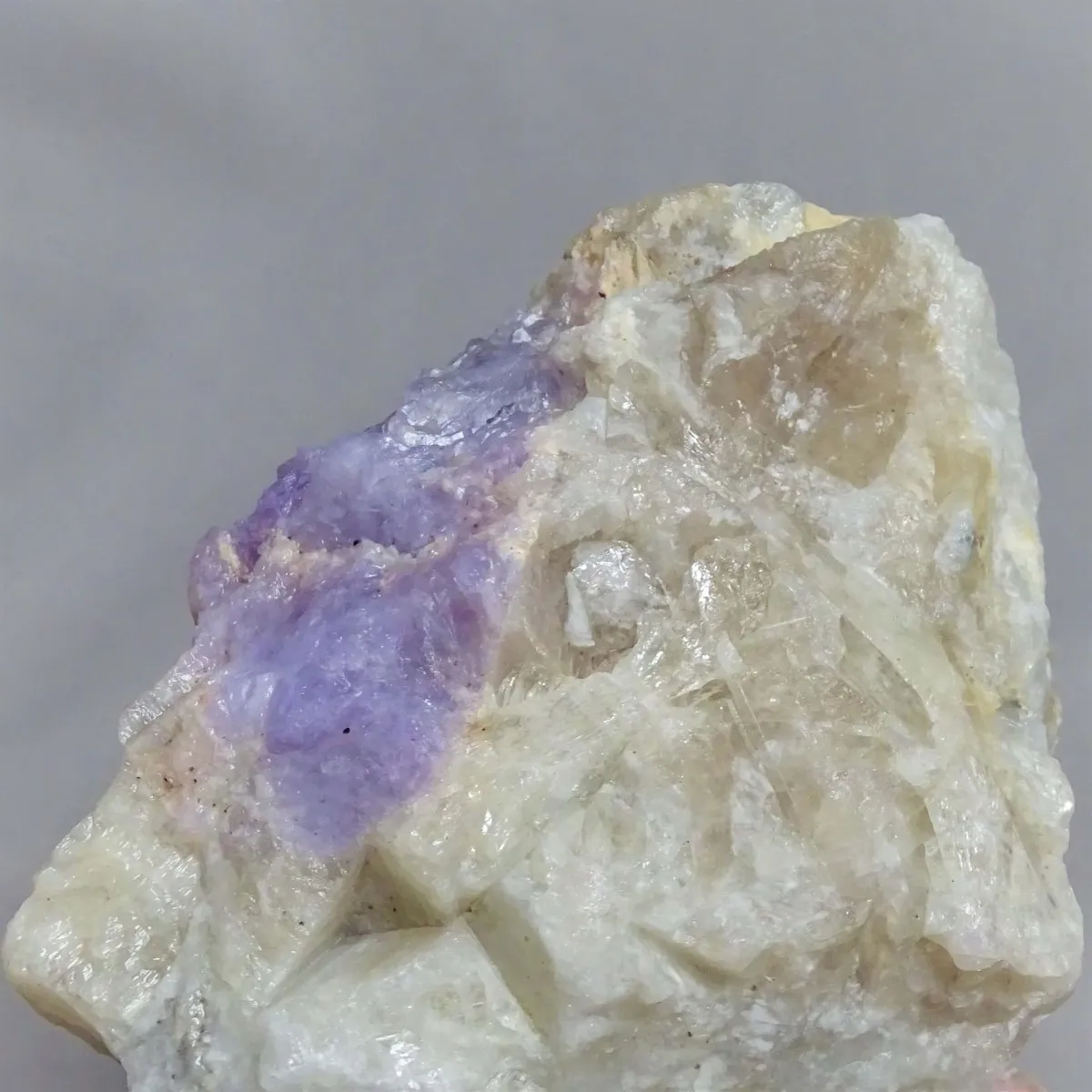 Hackmanite raw mineral 438g, Afghanistan