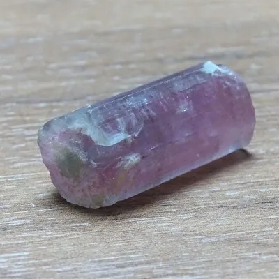 Turmalín přírodní krystal 22,5g Afganistán