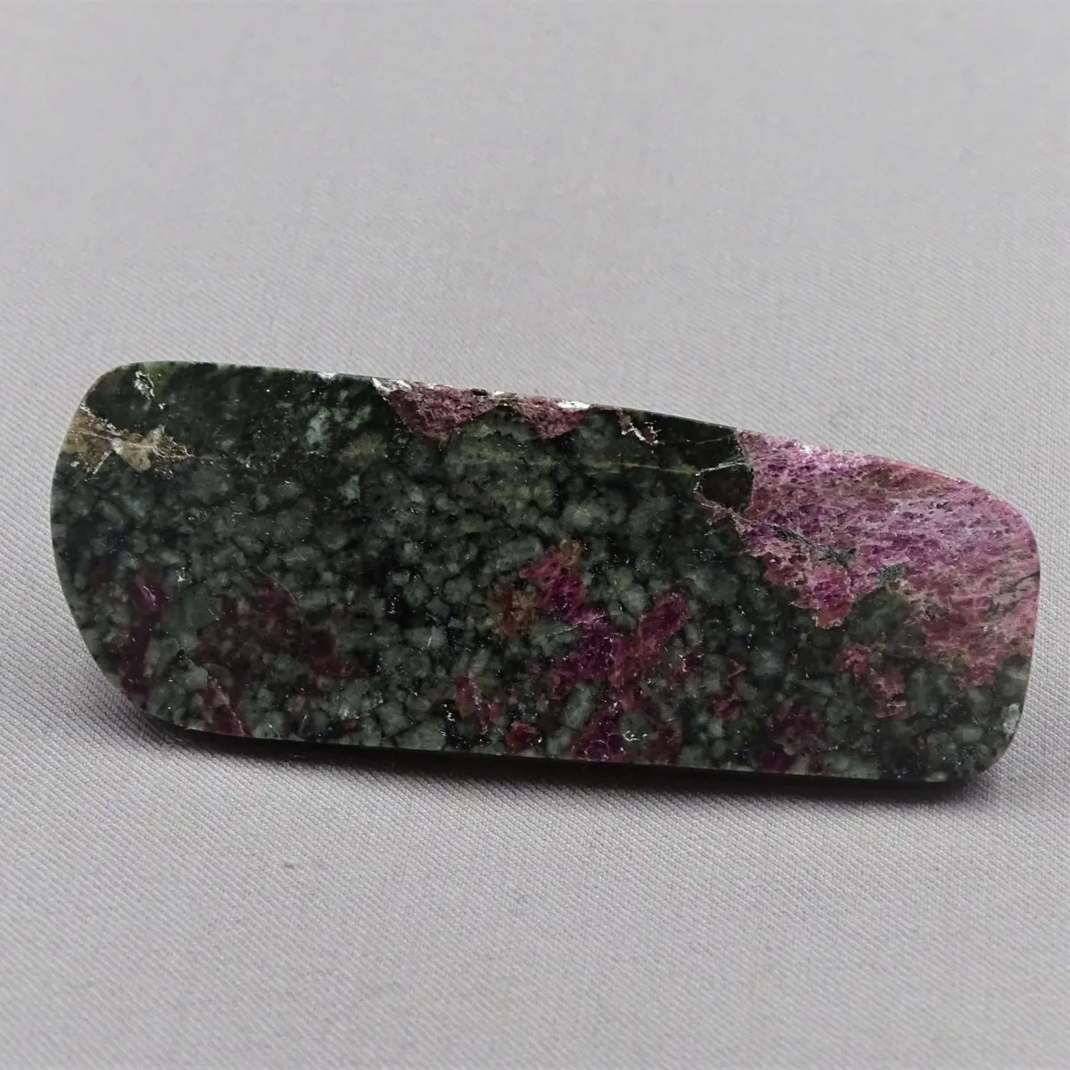 Eudialyt leštěný plát 22,7g, Rusko
