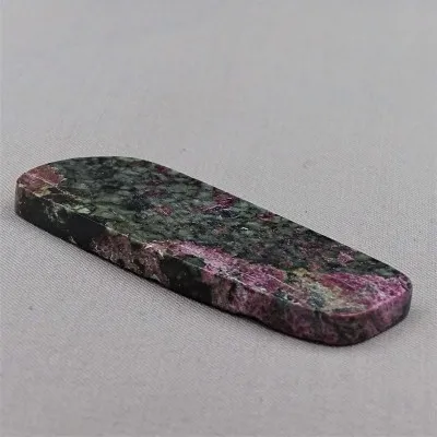 Eudialyte polierter Teller 22,7g, Russland