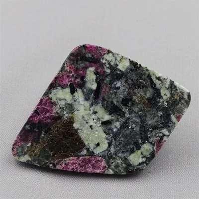 Eudialyte polierter Teller 53,3g, Russland