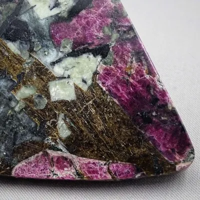 Eudialyte polierter Teller 53,3g, Russland