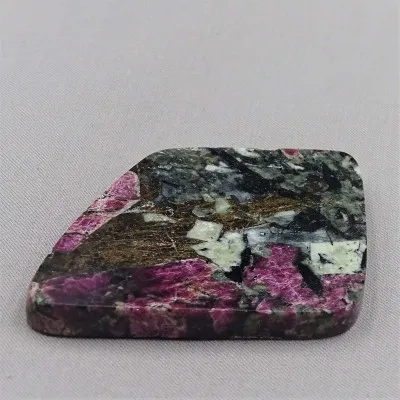 Eudialyte polierter Teller 53,3g, Russland