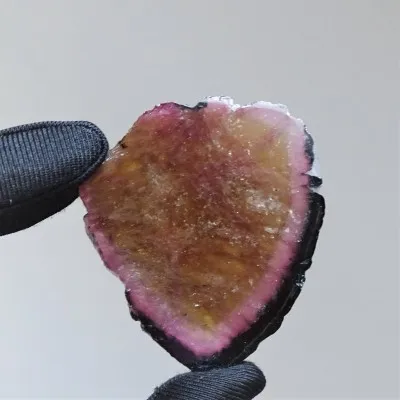 Turmalín přírodní leštěný plát 16,5g, Brazílie