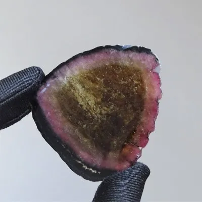 Turmalín přírodní leštěný plát 17,4g, Brazílie