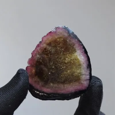 Turmalín přírodní leštěný plát 17,4g, Brazílie