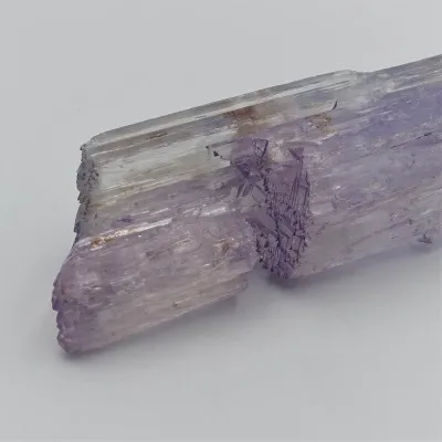 Kunzit přírodní, velmi vzácná barva krystalu 275g, Afganistán