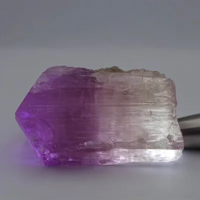 Kunzit přírodní krystal 836g, Afganistán