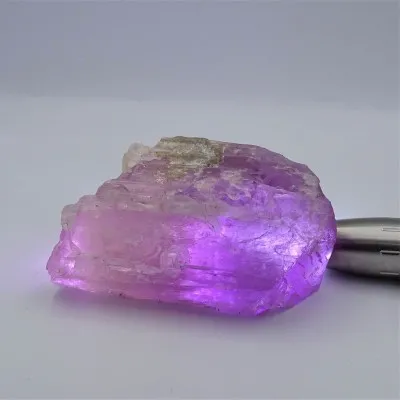 Kunzit přírodní krystal 836g, Afganistán