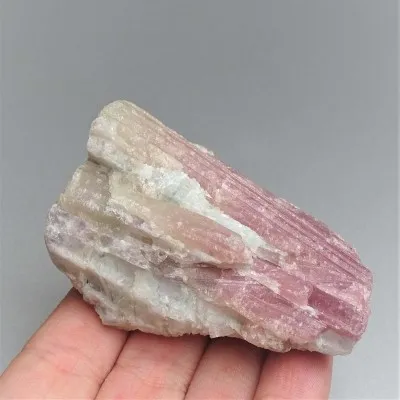 Rubelit/červený turmalín 89,6g, Brazílie
