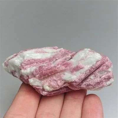 Rubelit/červený turmalín 68,8g, Brazílie