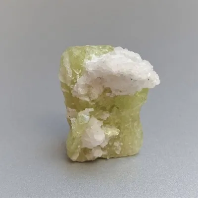 Brasilianit-Kristalle in Drusen 20,7g, Brasilien