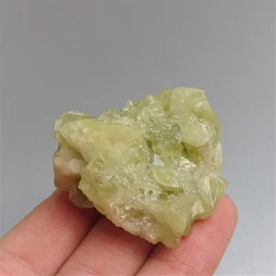 Brasilianit-Kristalle in Drusen 30,6g, Brasilien