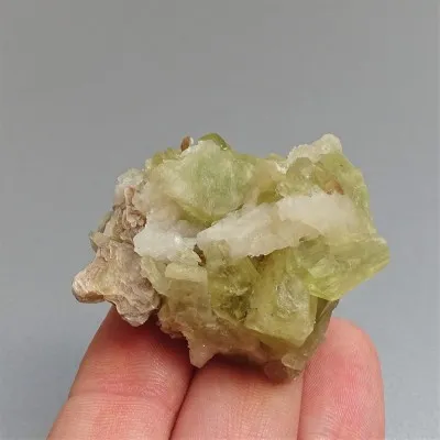 Brasilianit-Kristalle in Drusen 33,3g, Brasilien