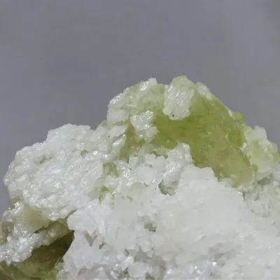 Brasilianit-Kristalle in Drusen 223,4g, Brasilien