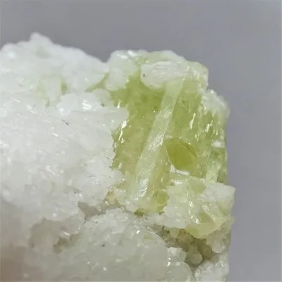 Brasilianit-Kristalle in Drusen 223,4g, Brasilien