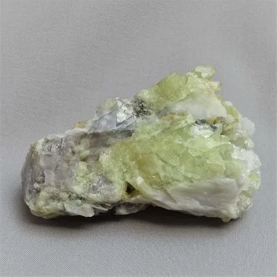 Brazilianit srostlice krystalů 253g, Brazílie