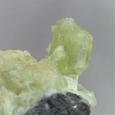 Brazilianit srostlice krystalů 253g, Brazílie