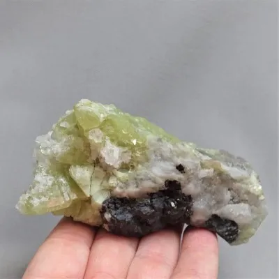 Brazilianit srostlice krystalů 253g, Brazílie