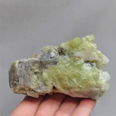 Brazilianit srostlice krystalů 253g, Brazílie