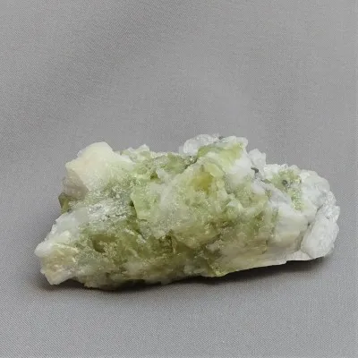 Brasilianit-Kristalle in Drusen 206g, Brasilien