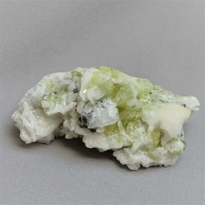 Brasilianit-Kristalle in Drusen 206g, Brasilien