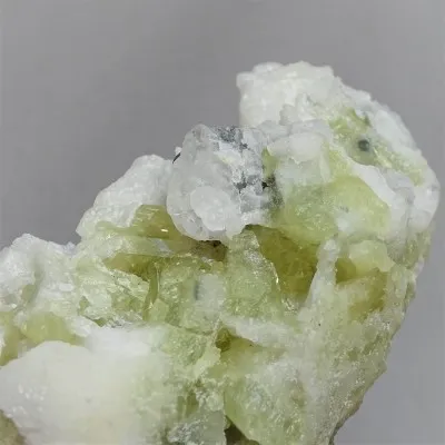 Brasilianit-Kristalle in Drusen 206g, Brasilien