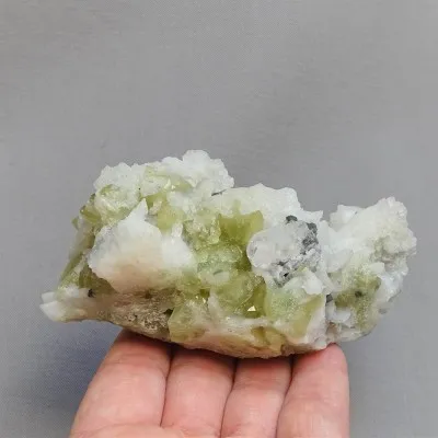 Brasilianit-Kristalle in Drusen 206g, Brasilien
