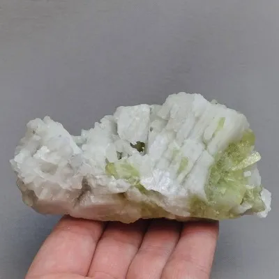 Brasilianit-Kristalle in Drusen 206g, Brasilien